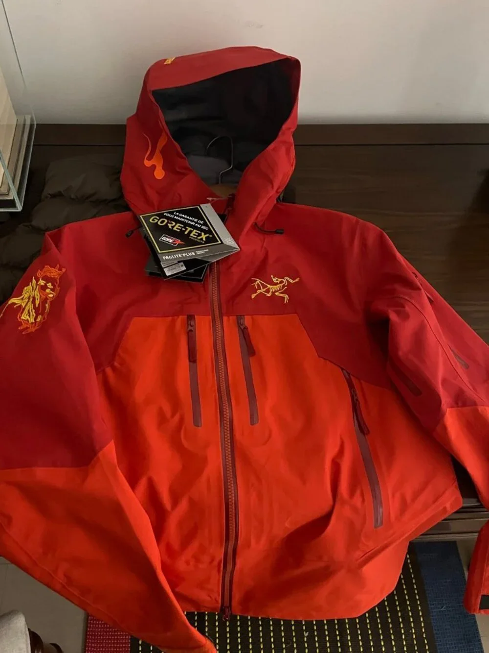 Arc'teryx Alpha SV Jacket, two-tone GORE-TEX hardshell, size L.